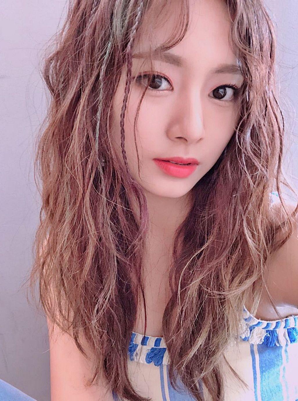 G:\Marc\New folder\[073] Tzuyu - Flashing the Delivery Guy.jpg